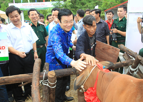 ປະທານປະເທດມອບຂອງຂວັນໃຫ້ບັນດາຄອບຄົວທຸກຍາກຢູ່ເຂດຊາຍແດນ